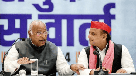 Congress Leader Mallikarjun Kharge and SP Leader Akhilesh Yadav in joint PC